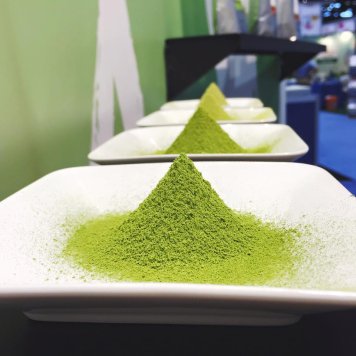 Konzistence  matchy je jemná, pudrovitá, bez hrudek.